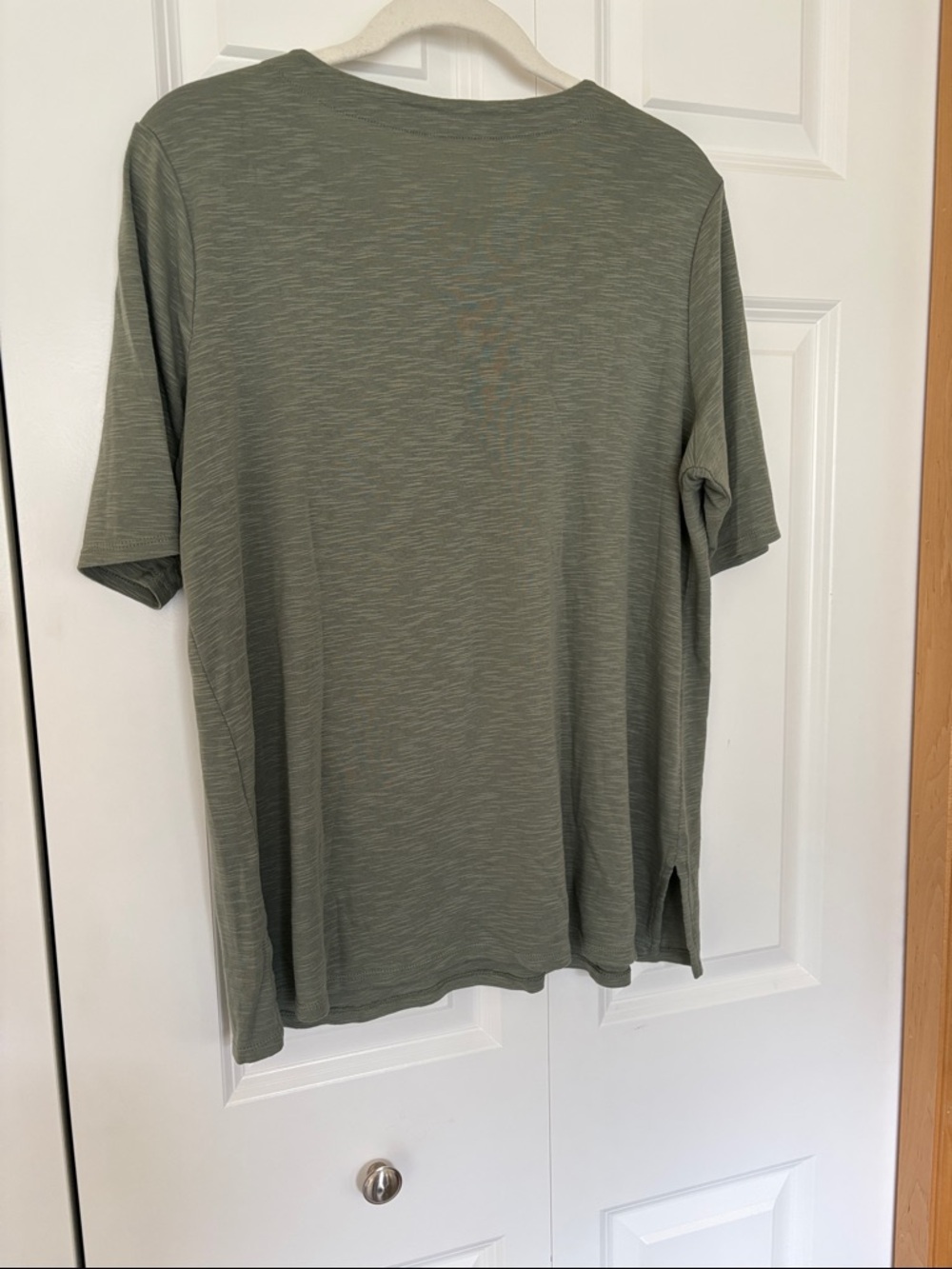 J.jill Women’s olive green v neck tee in EUC 🍀 - Picture 4 of 7